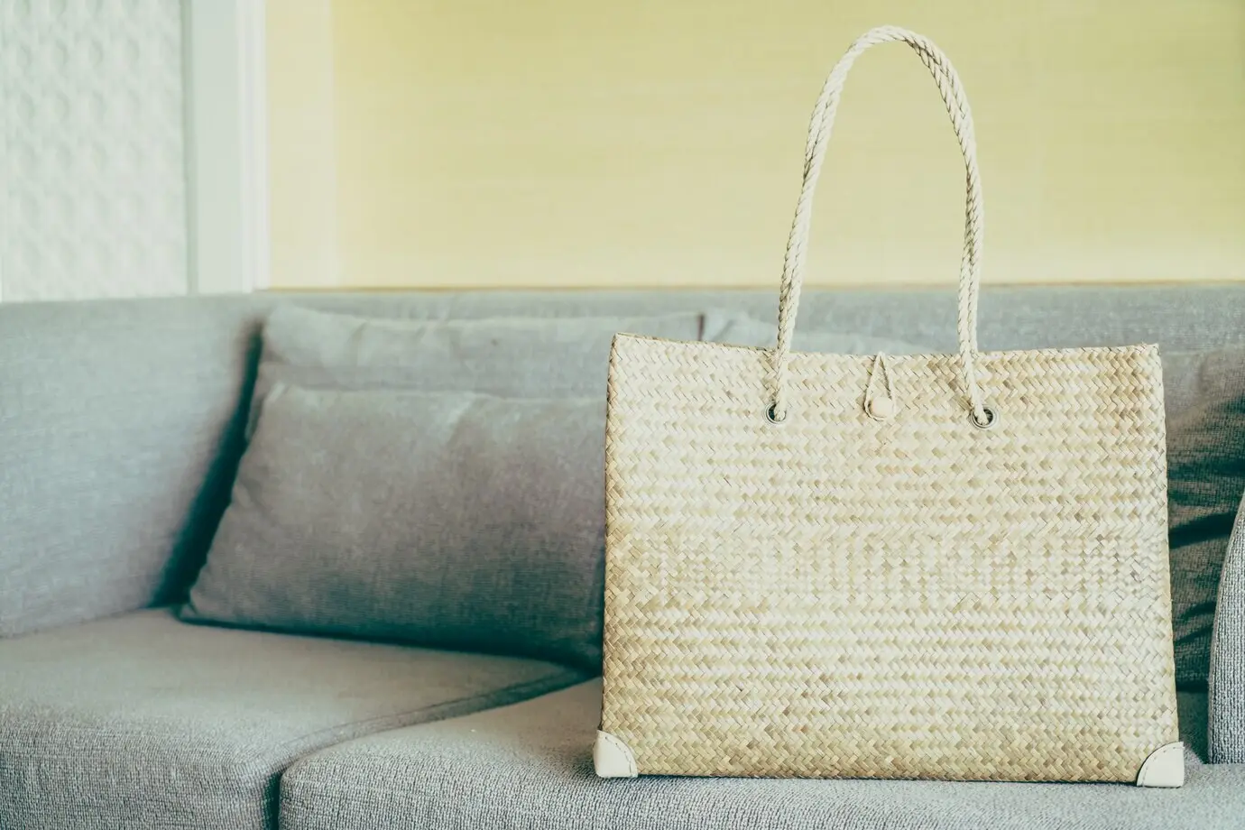 Frauentaschen auf einem Sofa