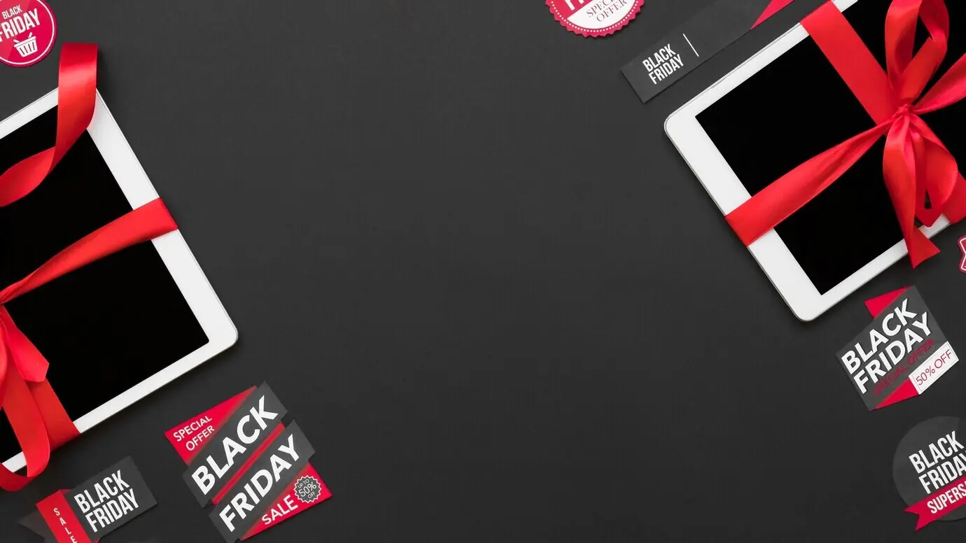 Weiße Tablets mit roten Schleifen zwischen Sale-Etiketten.