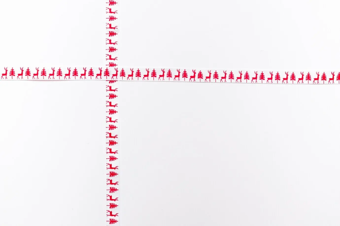 Gekreuzte gemusterte Bänder, freigestellt auf weißem Hintergrund.